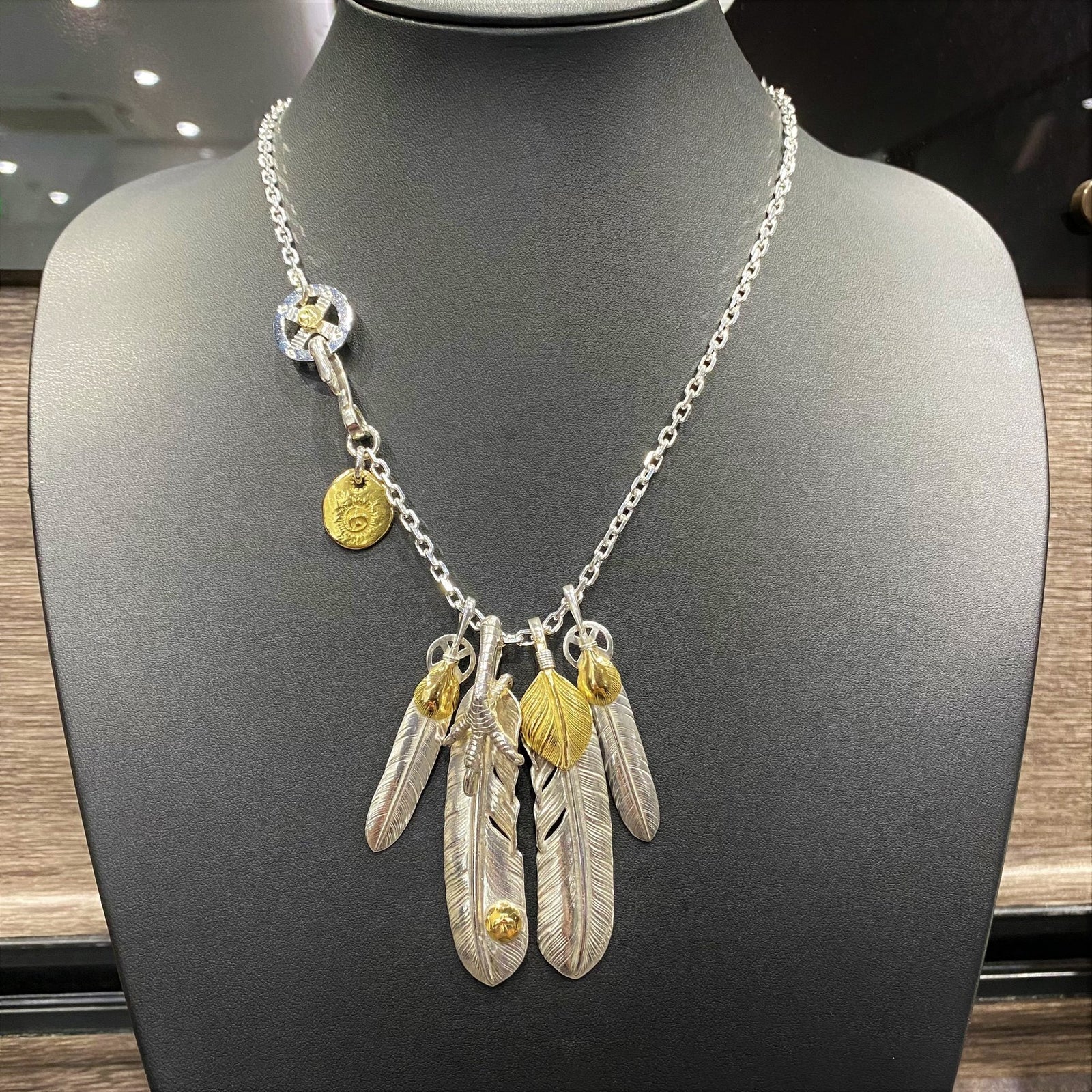 Goros Feather With Silver Claw (Left) (Xl) & Gold Top Feather (Right) (Xl) Setup