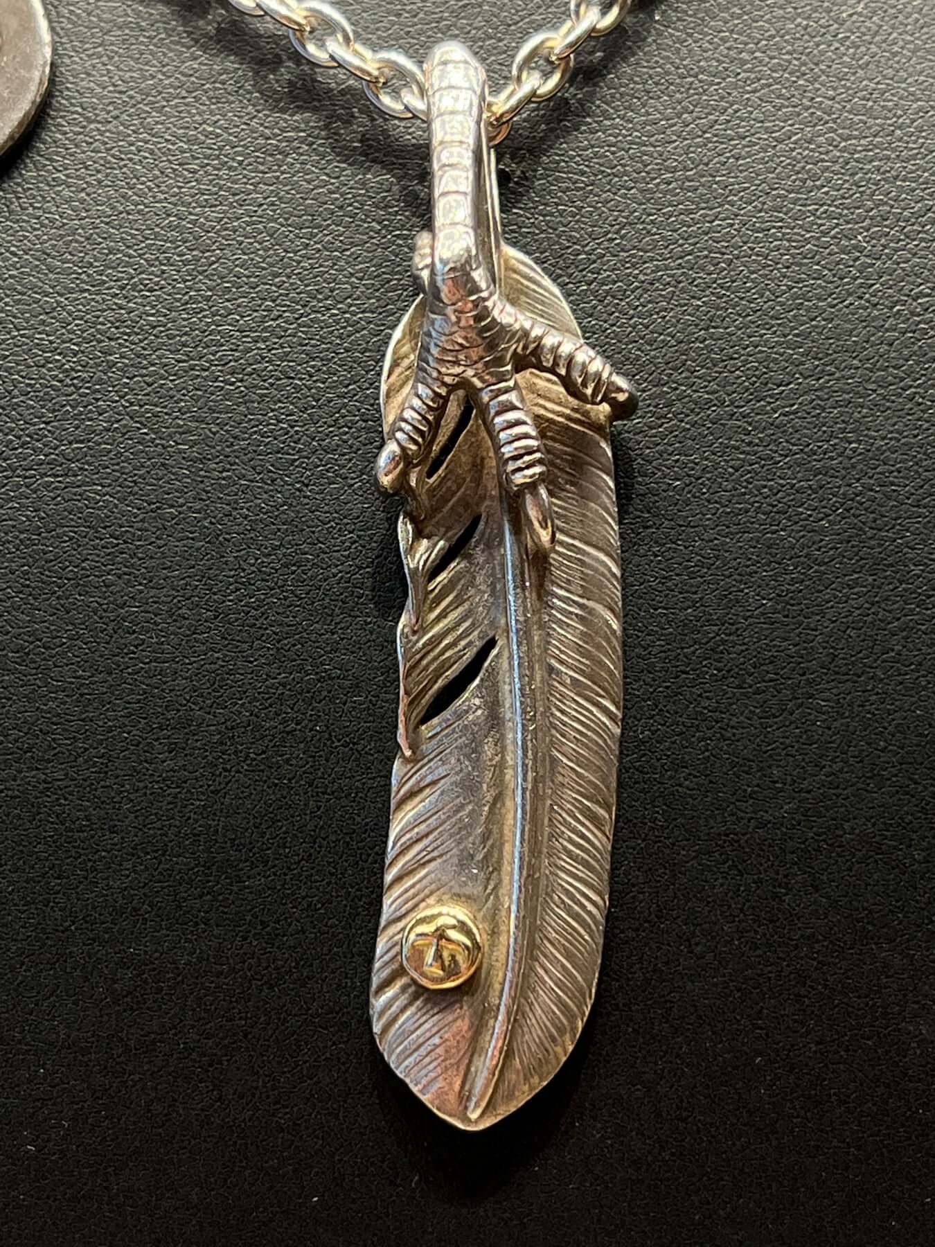 Goros Feather With Silver Claw With Metal Pendant Setup