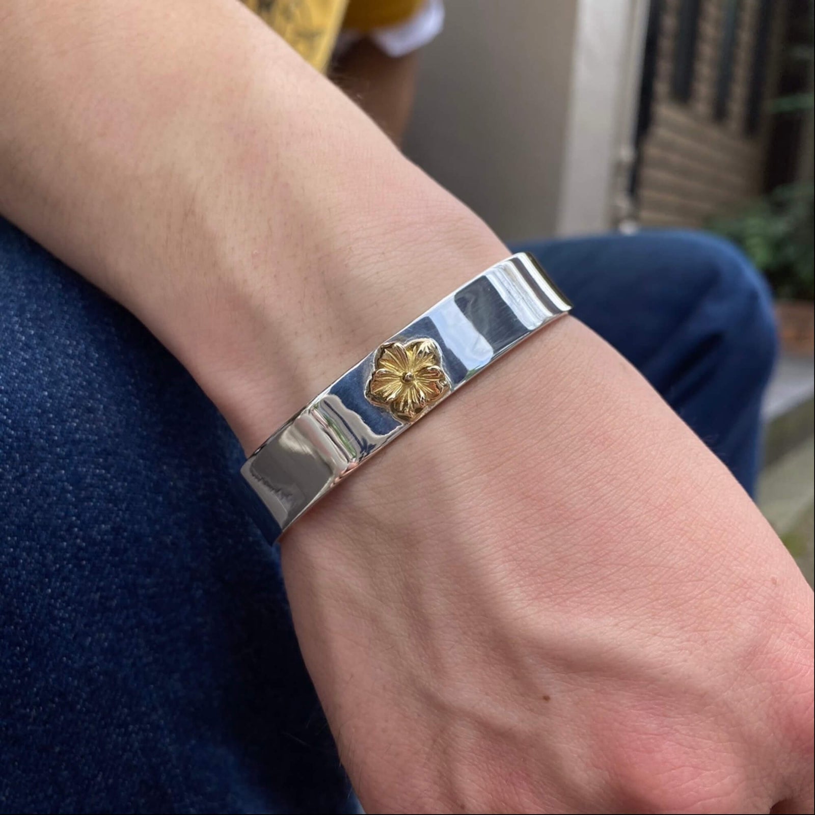 First Arrow&#39;s Flat Hammered Plane Bangle with K18 Flower (M)
