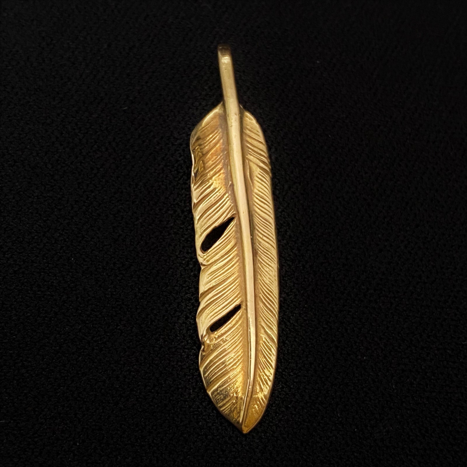 Gold Feather Facing Right - Native Feather | 日本のGoro's専門店